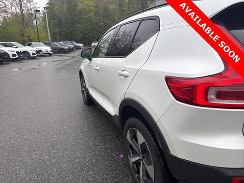 2023 Volvo XC40 B5 Plus Dark Theme