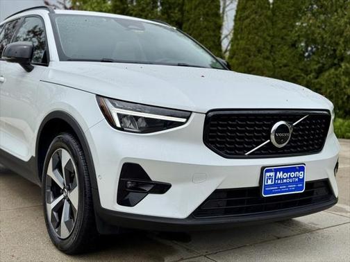 2023 Volvo XC40 B5 Plus Dark Theme