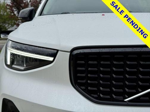 2023 Volvo XC40 B5 Plus Dark Theme