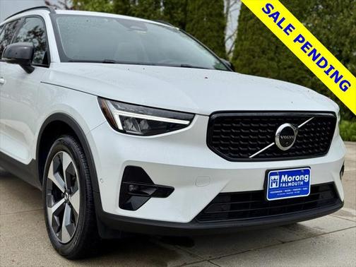 2023 Volvo XC40 B5 Plus Dark Theme