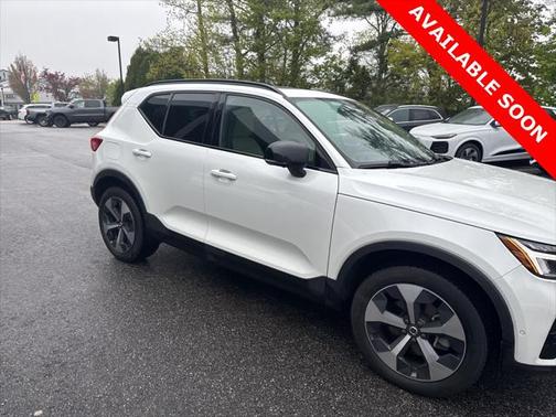 2023 Volvo XC40 B5 Plus Dark Theme