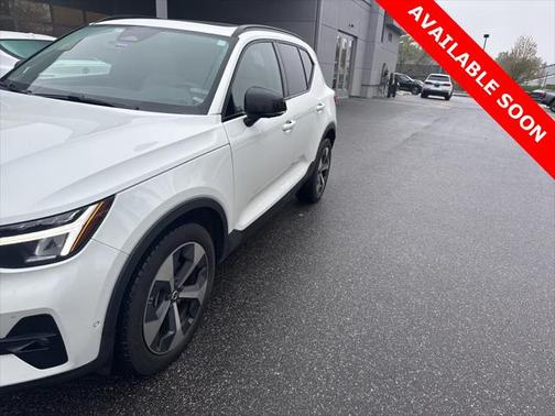2023 Volvo XC40 B5 Plus Dark Theme