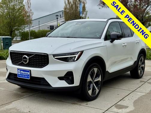 2023 Volvo XC40 B5 Plus Dark Theme