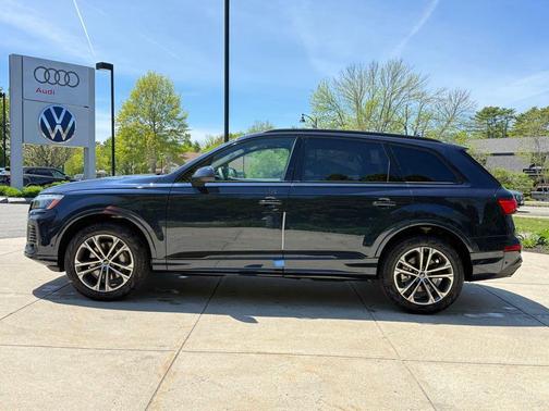 Waitomo Blue Metallic 2026 Audi Q7 45 Premium