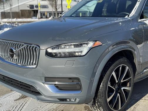 2023 Volvo XC90 B5 Plus