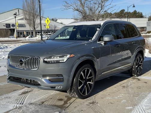 2023 Volvo XC90 B5 Plus