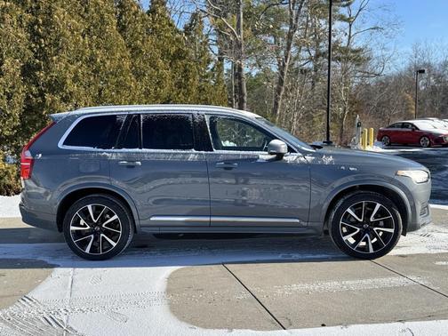 2023 Volvo XC90 B5 Plus