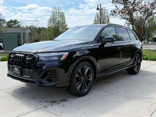 Mythos Black Metallic 2026 Audi Q7 55 Premium Plus
