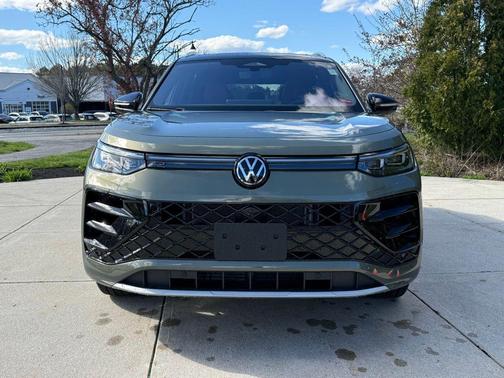 Avocado Green w/Deep Black Roof 2026 Volkswagen Tiguan 2.0T SEL R-Line 4MOTION