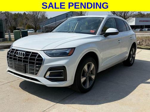 Glacier White Metallic 2023 Audi Q5 40 Premium