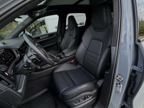 2025 Porsche Cayenne GTS