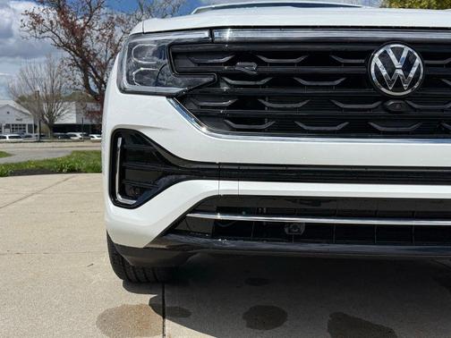 Opal White 2026 Volkswagen Atlas 2.0T SEL Premium R-Line 4MOTION