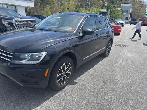 Deep Black Pearl 2020 Volkswagen Tiguan 2.0T SE 4MOTION
