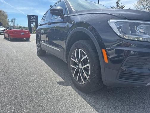 Deep Black Pearl 2020 Volkswagen Tiguan 2.0T SE 4MOTION