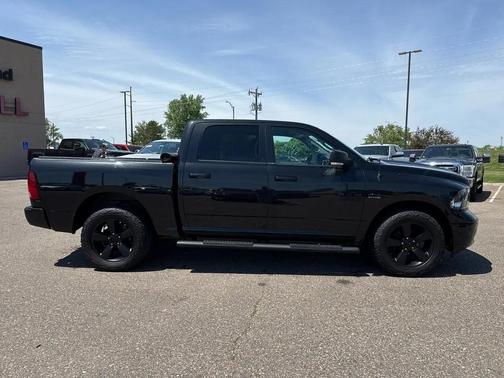 Brilliant Black Crystal Pearlcoat 2018 RAM 1500 Big Horn