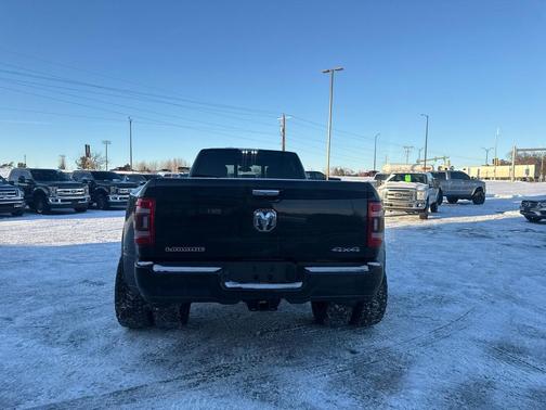 2019 RAM 3500 Laramie Crew Cab 4x4 8' Box