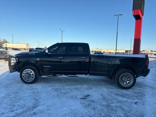 2019 RAM 3500 Laramie Crew Cab 4x4 8' Box