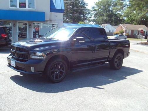 Brilliant Black Crystal Pearlcoat 2017 RAM 1500 Sport