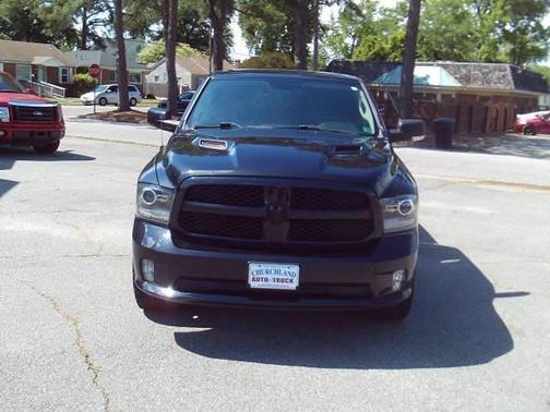 Brilliant Black Crystal Pearlcoat 2017 RAM 1500 Sport