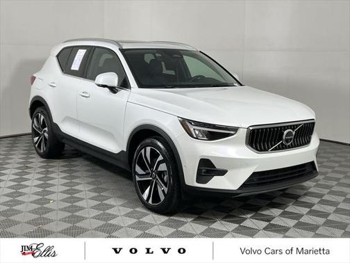 2025 Volvo XC40 B5 Plus Bright Theme