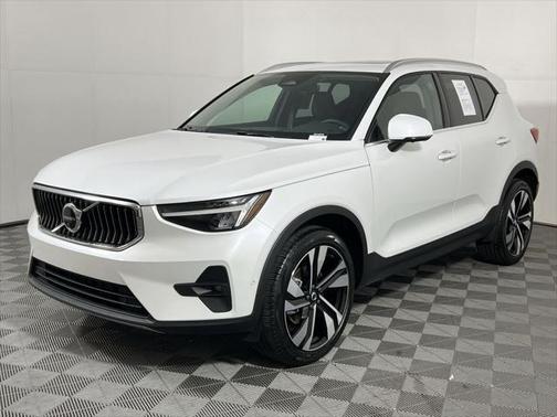 2025 Volvo XC40 B5 Plus Bright Theme