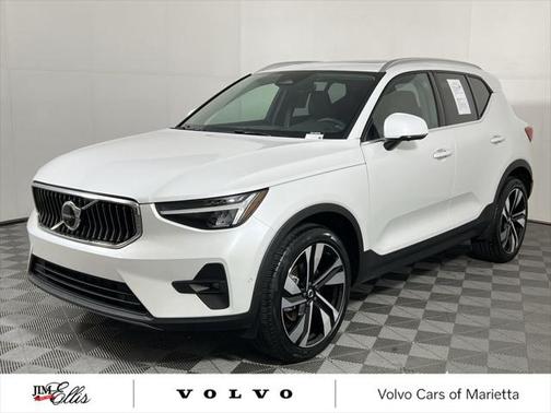 2025 Volvo XC40 B5 Plus Bright Theme