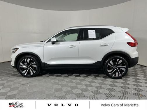2025 Volvo XC40 B5 Plus Bright Theme