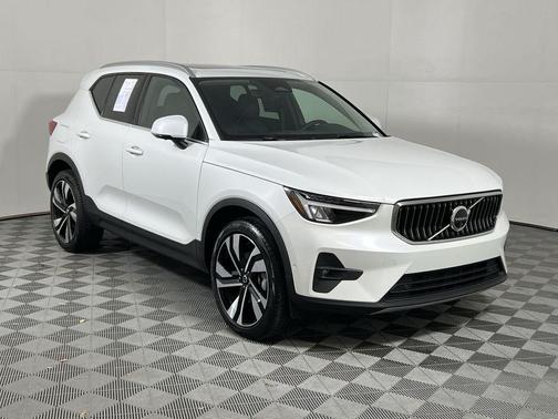 2025 Volvo XC40 B5 Plus Bright Theme
