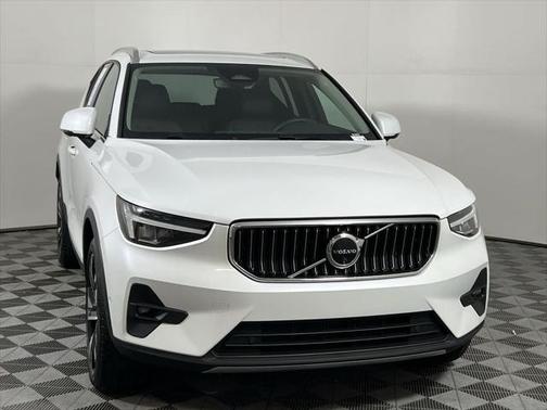 2025 Volvo XC40 B5 Plus Bright Theme