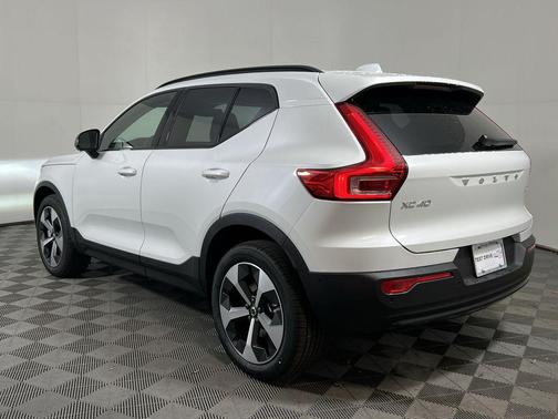 2026 Volvo XC40 B5 Plus