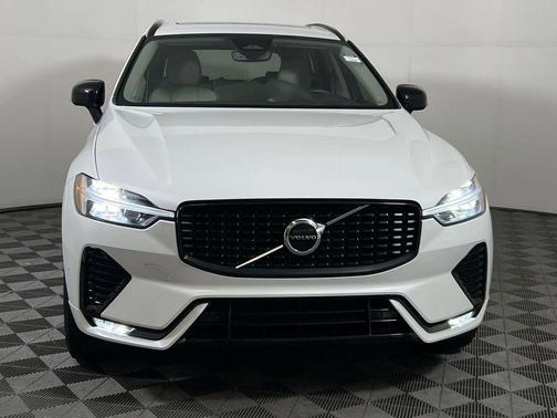 2024 Volvo XC60 B5 Core Dark Theme