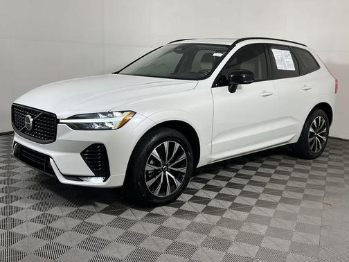 2024 Volvo XC60 B5 Core Dark Theme