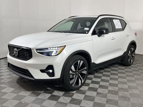 2025 Volvo XC40 B5 Plus Dark Theme