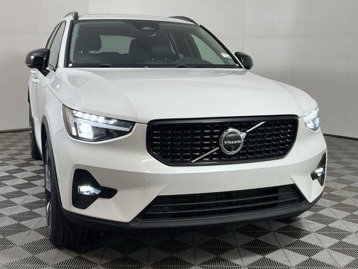 2025 Volvo XC40 B5 Plus Dark Theme