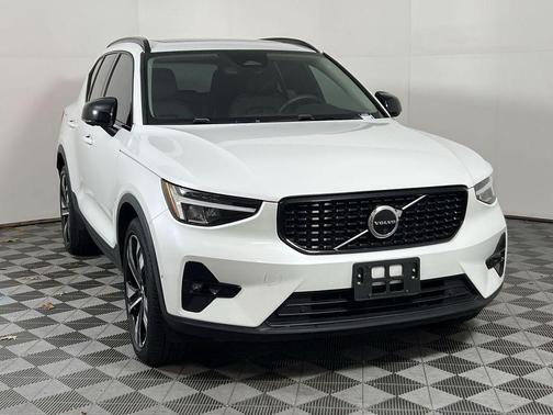 2023 Volvo XC40 B4 Plus Dark Theme