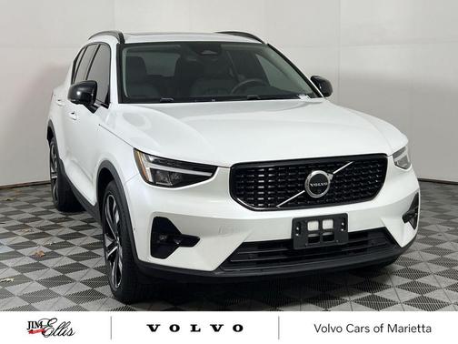 2023 Volvo XC40 B4 Plus Dark Theme
