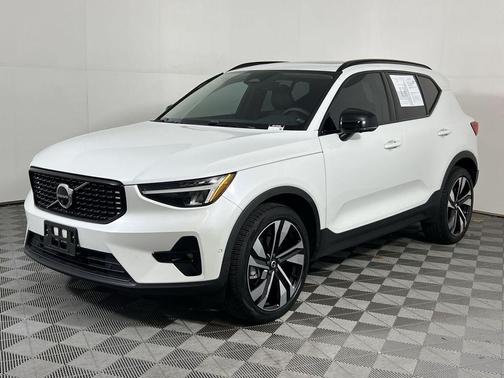 2023 Volvo XC40 B4 Plus Dark Theme