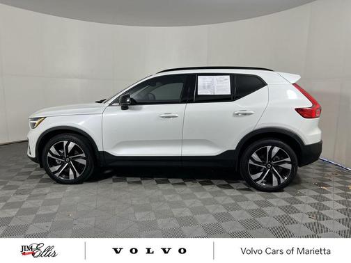 2023 Volvo XC40 B4 Plus Dark Theme