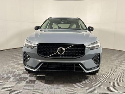 2024 Volvo XC60 B5 Core Dark Theme