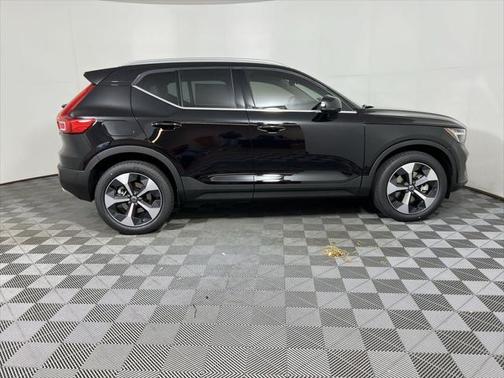 2025 Volvo XC40 B5 Plus Bright Theme
