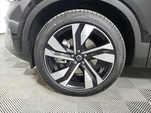 2025 Volvo XC40 Plus Bright Theme