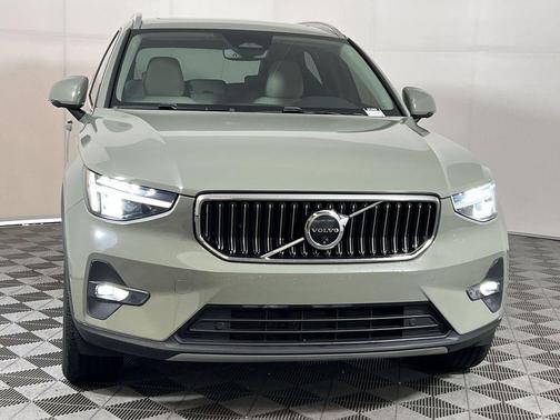 2024 Volvo XC40 B5 Plus Bright Theme