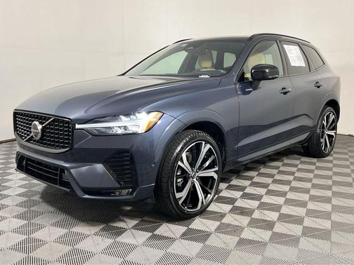 2023 Volvo XC60 B5 Ultimate Dark Theme