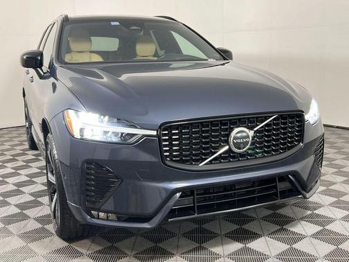 2023 Volvo XC60 B5 Ultimate Dark Theme