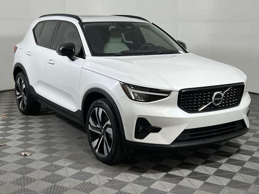 2024 Volvo XC40 B5 Plus Dark Theme