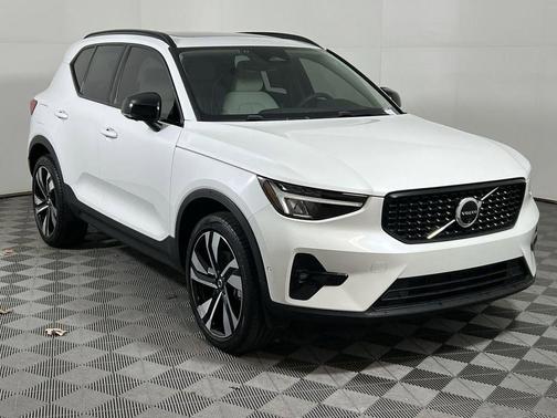 2024 Volvo XC40 B5 Plus Dark Theme