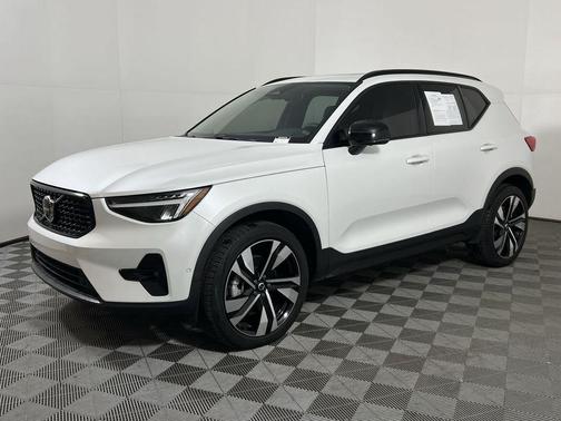 2024 Volvo XC40 B5 Plus Dark Theme