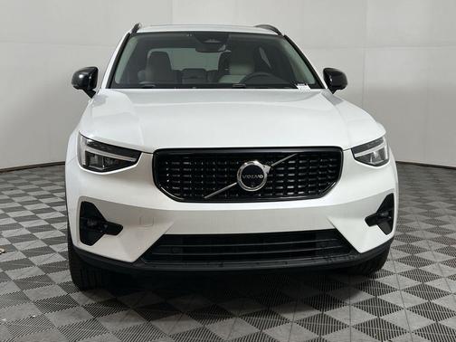 2024 Volvo XC40 B5 Plus Dark Theme