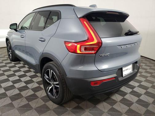 Thunder Grey Metallic 2023 Volvo XC40 B5 Plus Dark Theme