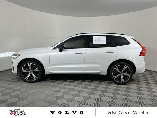 2023 Volvo XC60 B5 Ultimate Dark Theme